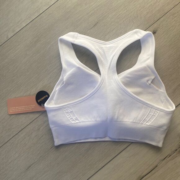 Truekind® Reactive Sports Bra - White, Medium‎ NWT - Picture 3 of 4